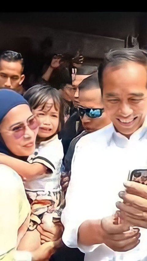 Momen Kocak Emak-Emak Selfie Bareng Jokowi Malah Nyanyi Lagu PAN