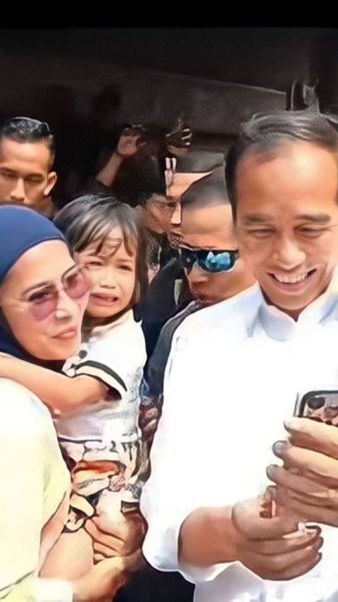 Funny Moment of Mothers Taking Selfies with Jokowi Instead Singing PAN Song