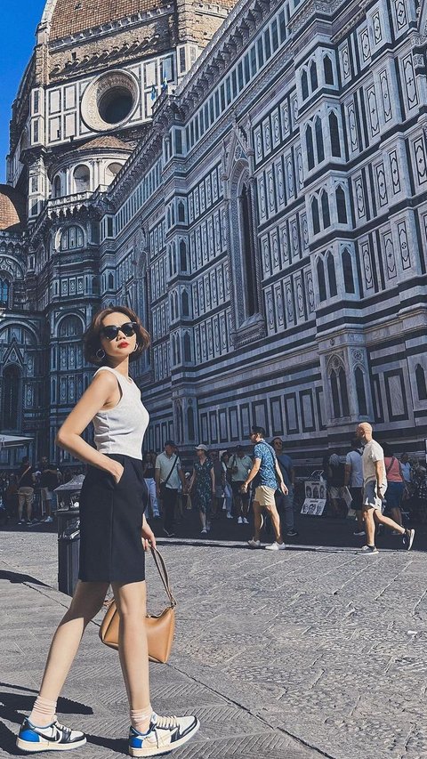 Embarrassing Her Husband, Rina Nose Appears Petite while Strolling in Rome Italy, Soimah Comments 'Wong Gendheng'