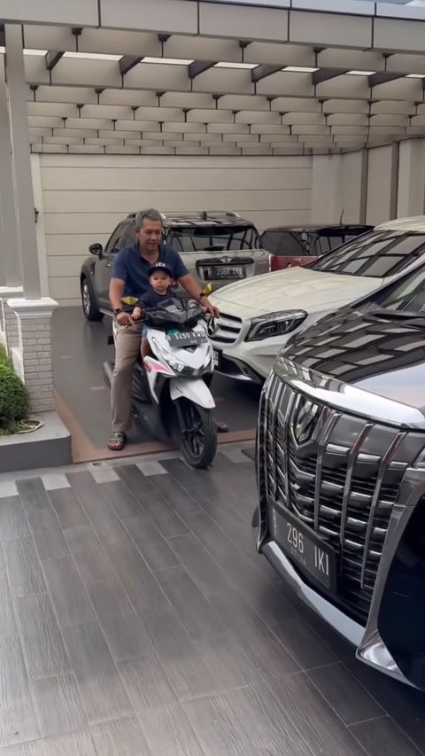 Momen Anak Nikita Willy Dibonceng Motor, Garasi Rumahnya Bikin Salfok Penuh Mobil Mahal 'Itu Rumah Apa Showroom'