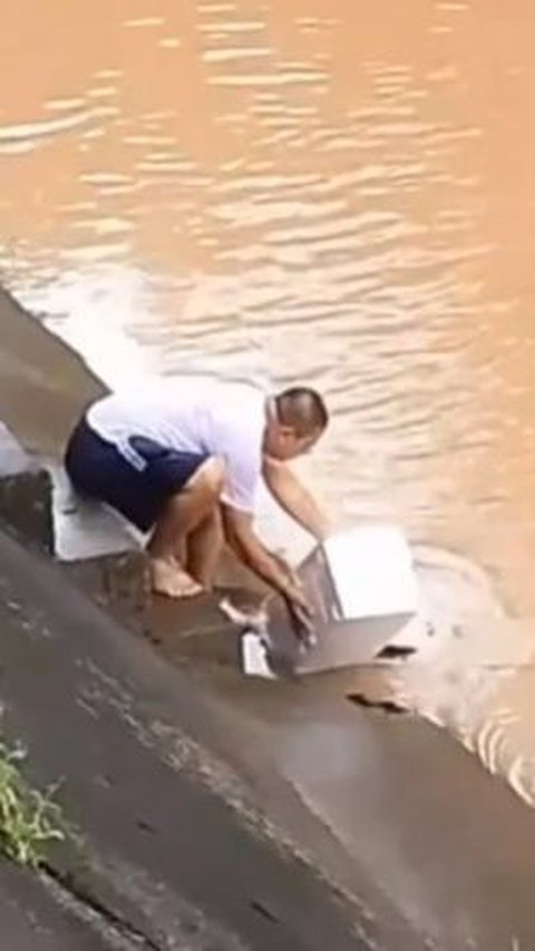Man Spends $400 to Buy Fish From Supermarket to Release into Canal