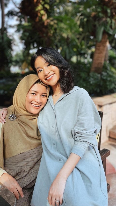 Seperti Kakak Beradik, Intip Potret Siti Adira Kania Anak Ikke Nurjanah yang Pilih Menjadi Advokat