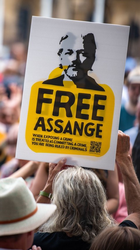 The Tragedy of Julian Assange, the Life Story of the Hacker