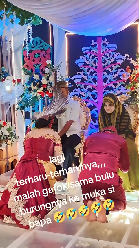 Funny Moment of Sungkeman, Father's Face Covered with Bird Feathers in Bride's Bun, His Response is Unexpected