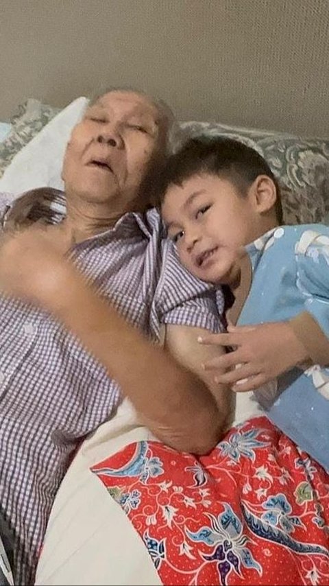 Disebut Jadi Momen Terindah, Ini Potret Penuh Kehangatan Kiano Ajak Baim Wong Jenguk Tetangga yang Sakit