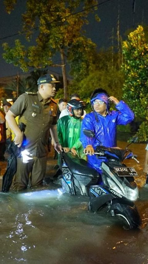 Momen Bobby Nasution Basah-basahan Pastikan Pengerjaan Drainase di Medan
