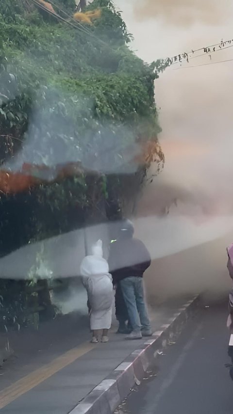 Viral! Tak Mau Ketinggalan Info, Pocong 'Kepo' Bangkit dari Kubur Ingin Lihat Kebakaran Bikin Warga Salah Fokus
