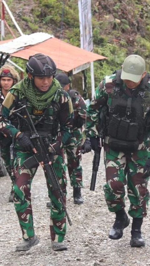 Kolonel TNI Berompi Anti-Peluru Cek Pasukan di Zona Rawan OPM, Prajurit Siaga Bawa Senjata