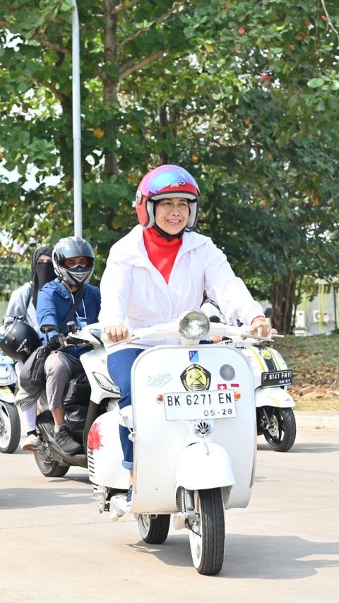This Minister Turns Out to Still Have a Vespa Inherited from Soekarno's Wife