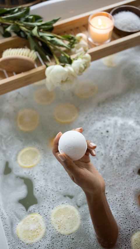 How To Make A Bath Bomb At Home: Easy Step-By-Step Tutorial