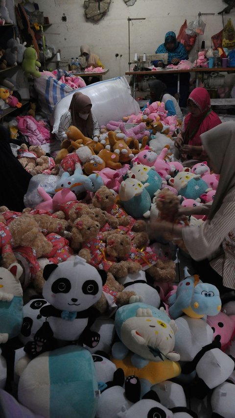 FOTO: Geliat Perajin Boneka di Bekasi Mampu Produksi Ratusan Boneka Setiap Hari dengan Harga Jutaan Rupiah