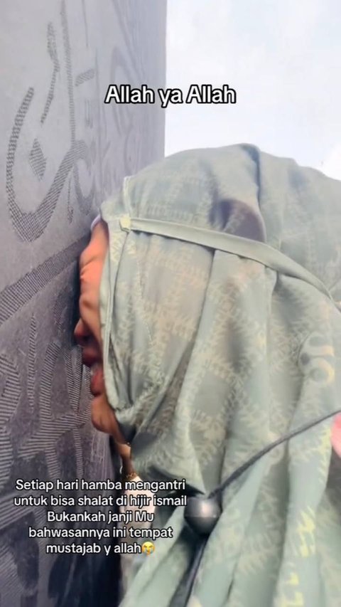 This Woman Cries Hard While Kissing the Kaaba, Grieving and Complaining About Being Insulted as an Infertile Woman