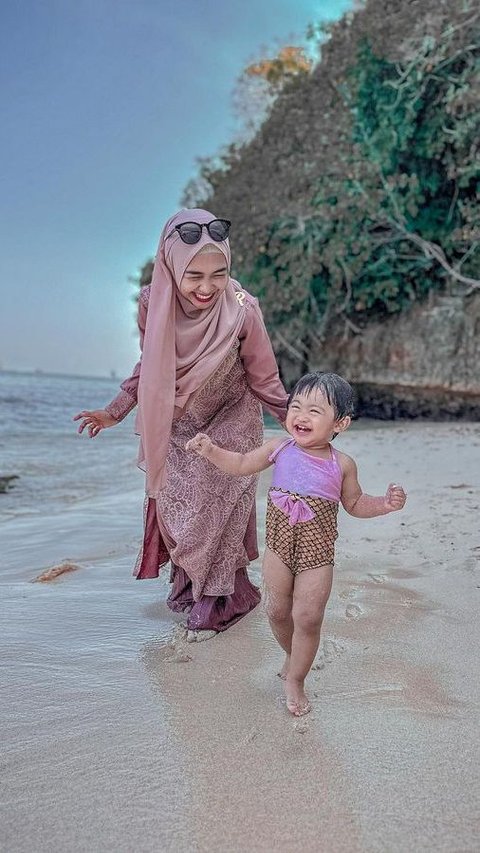 10 Potret Keseruan Moana Anak Ria Ricis Asyik Main Pasir Pantai di Malang, Netizen 'Bibit Mermaid'