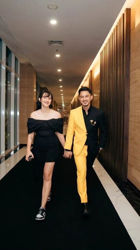 7 Foto Mesra Dahlia Poland dan Fandy Christian di Acara Indonesian TV Awards 2023