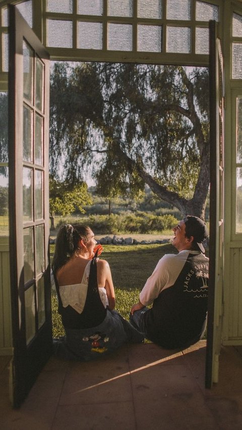 How to Talk to Girls: 15 Proven Tips for Getting Closer to Your Crush