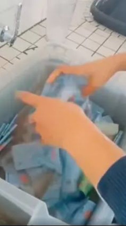 Canteen Staff Washes Money After Sales, Showing How Dirty Money Is