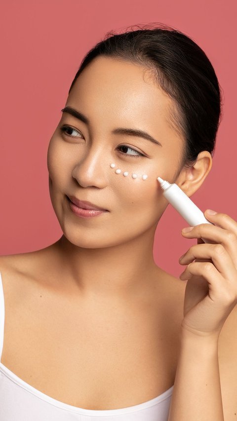 Catat, 4 Kandungan Terbaik Pada Produk Eye Cream