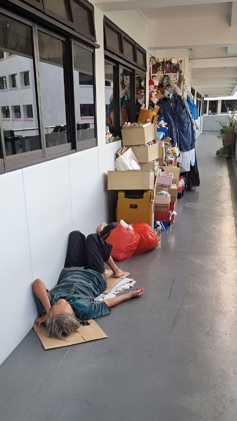 Strange Grandma's Life: Throwing Trash Inside the House, Sleeping Outside