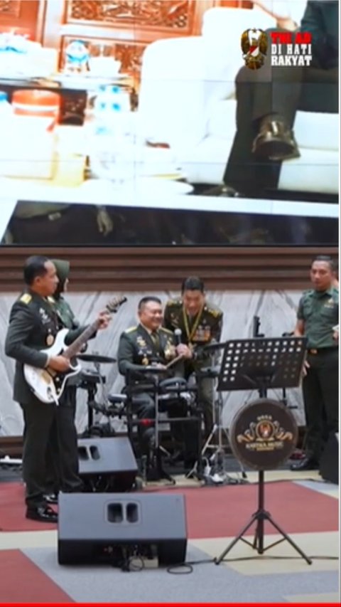Aksi Piawai Jenderal Dudung dan Wakasad Main Drum dan Gitar, Iringi Kasad Singapura Nyanyi Wonderful Tonight