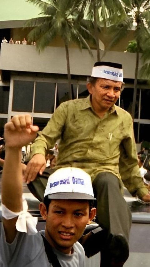 Pria dengan Bandana Putih Ini Dulunya Aktivis dan Pejuang Reformasi, Kini Jadi Politisi Handal dan Pendiri 2 Partai Politik