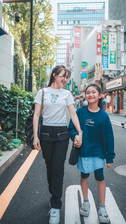 Sneak Peek at the Fun Moments of Ayu Ting Ting and Family's Vacation in Korea, Bringing Cumi Balado to Eat by the Han River