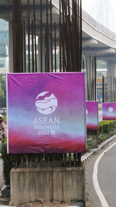 FOTO: 100 Banner KTT ASEAN Menghiasi Tiang Monorel Kawasan Jalan Rasuna Said