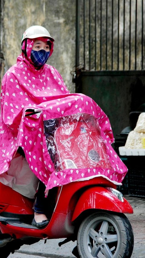 Viral Wanita Tutup Jok Motor dengan Jas Hujan agar Tak Kepanasan, Endingnya Malah Begini