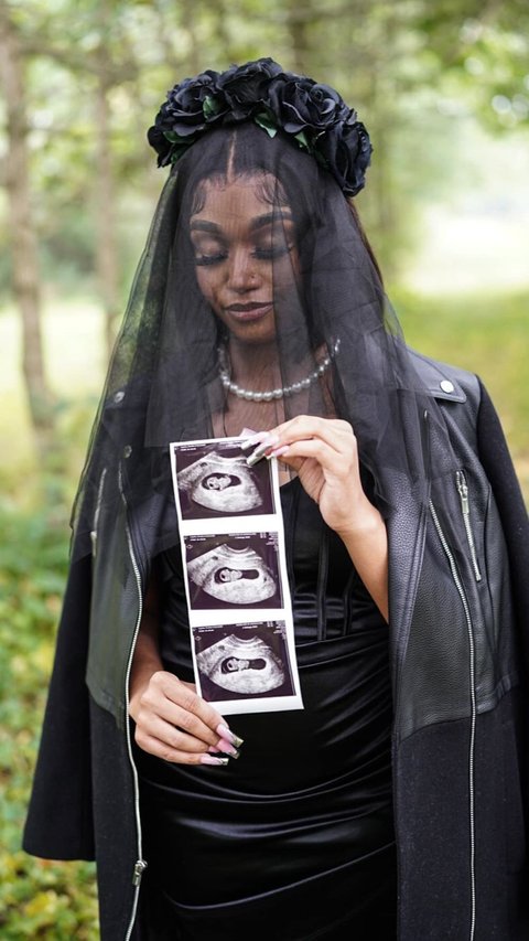 US Woman Has a Funeral-Themed For Her Pregnancy Photoshoot