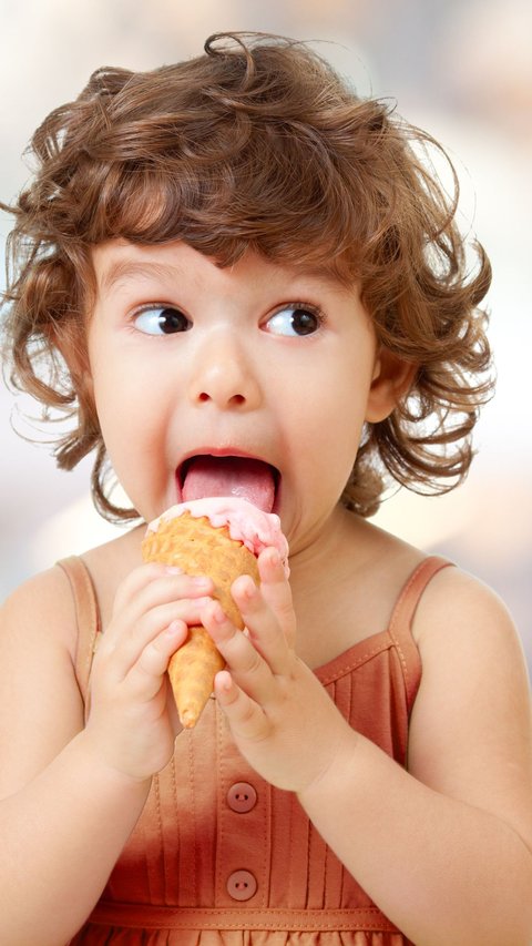 Is Your Little One Addicted to Snacking? Find Out How to Deal with It