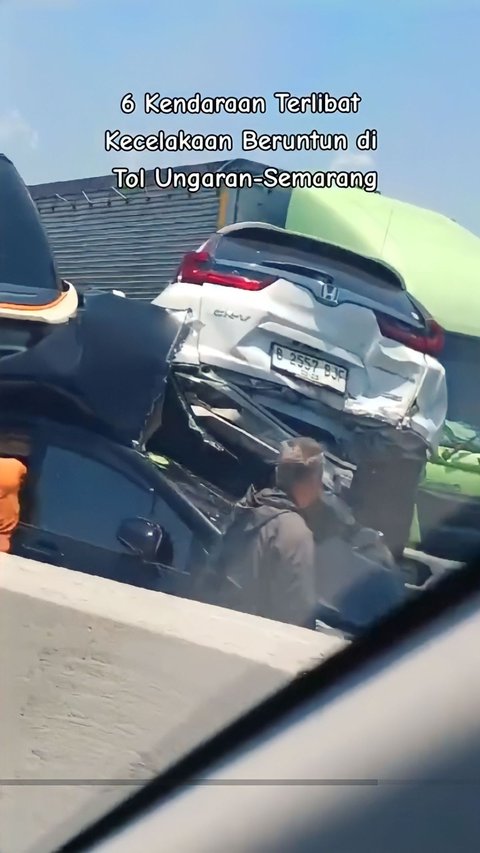 Foto-Foto Truk dan Mobil Saling Bertumpuk Akibat Tabrakan Beruntun 6 Kendaraan di Tol Semarang