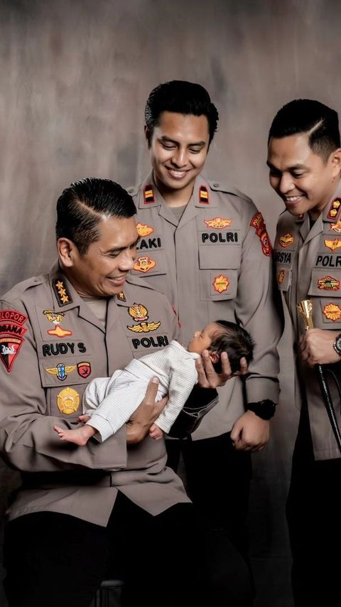 Gagah Berseragam, Potret Komjen Rudy 'Gajah' Gendong Cucu Ditemani Tiga Perwira Polisi