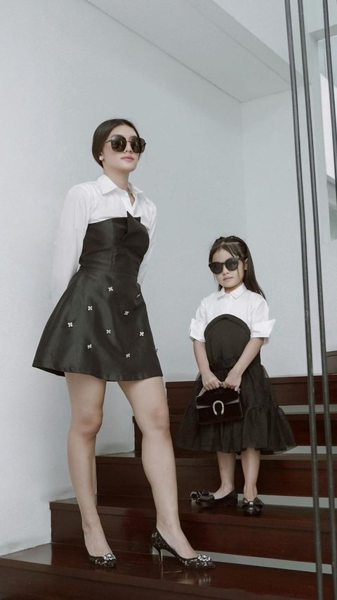 Mother and Child are So Compact, Stylish Outfit of Anissa Aziza and Her Daughter