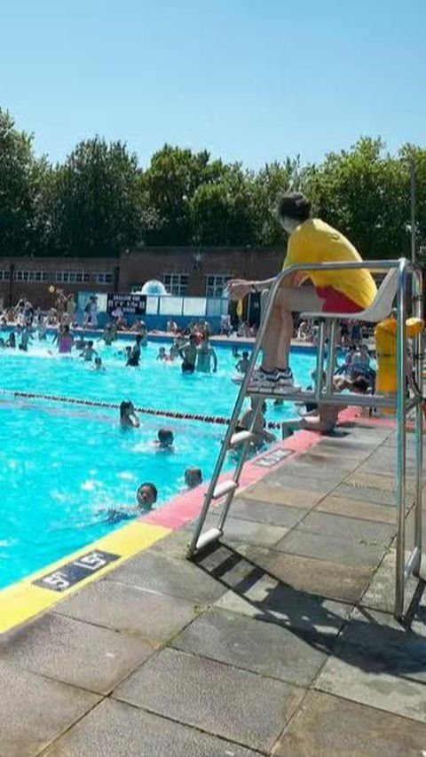 Enjoying Water in Public Swimming Pool, Accidentally Witness Disgusting 'Traces of Life'