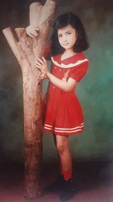 Anak Perempuan di Foto Ini Sekarang Jadi Pesinetron, Dapat Julukan si Ratu Antagonis, Coba Tebak?