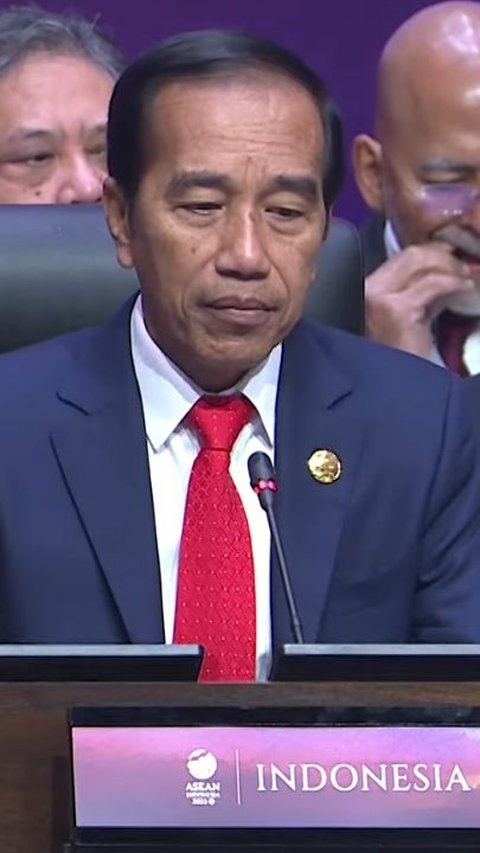 Buka Pleno KTT ASEAN, Jokowi Bicara Kapal Besar Berlayar di Tengah Badai