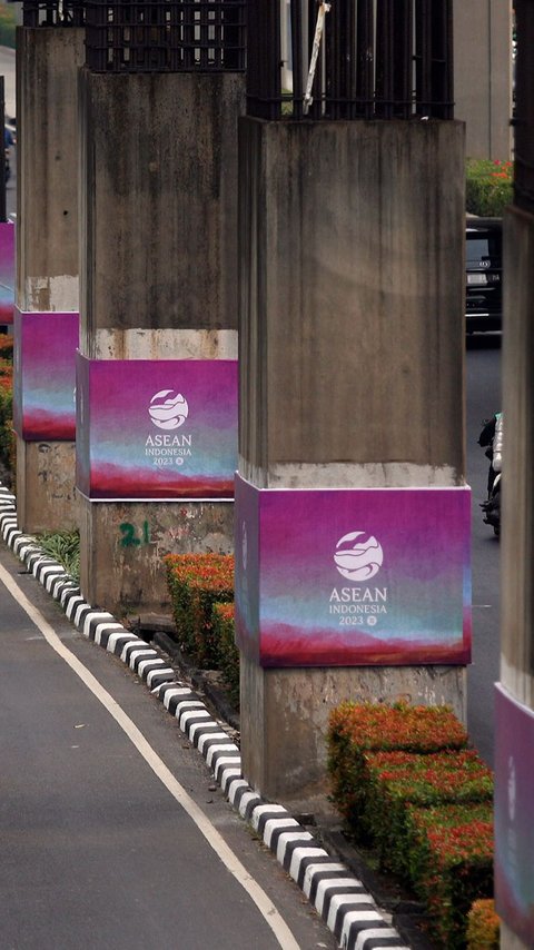 FOTO: Potret Tiang Pancang Monorel yang Mangkran Bertahun tahun Ditutupi Banner KTT ASEAN