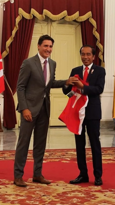 Jokowi Diberi Jersey Basket Nomor 7 saat Terima Kunjungan PM Kanada Justin Trudeau