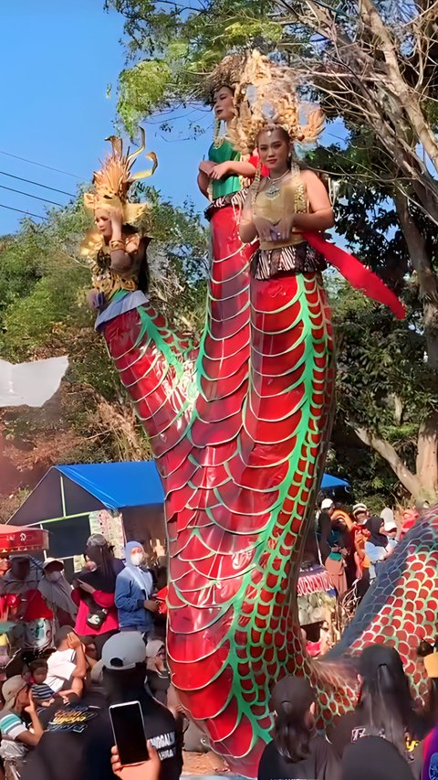 Viral Appearance of Snake Monster Costume in Tuban Parade, Resembles an Old TV Show