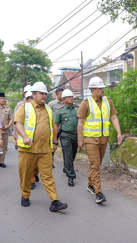 Atasi Banjir di 3 Wilayah, Wali Kota Medan Bobby Nasution Lebarkan Parit Emas Jalan Sampali