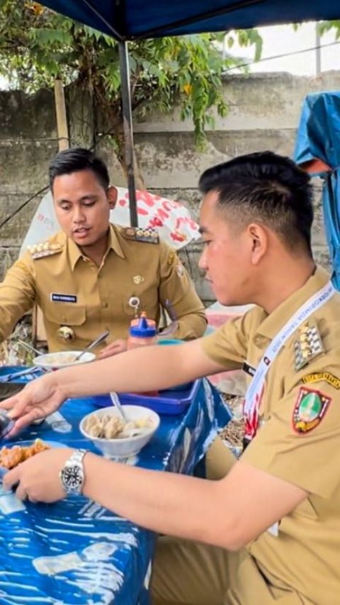 Gibran Kasih Hadiah Spesial ke Bupati Dico, Pas Dilihat Enggak Kuat Bikin Ngakak