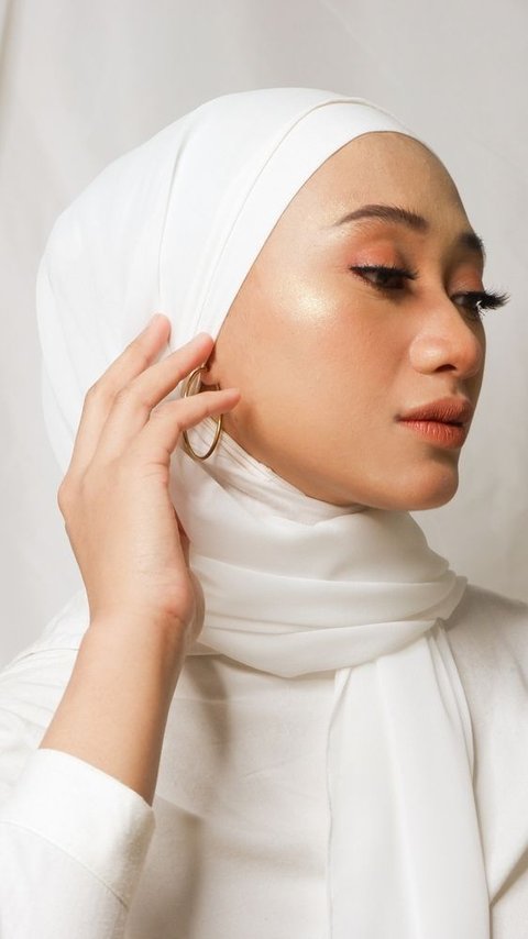 Wajah Terlihat Kusam Saat Pakai Hijab Putih? No Worry, Ini 5 Beauty Hacks yang Wajib Kamu Tahu!