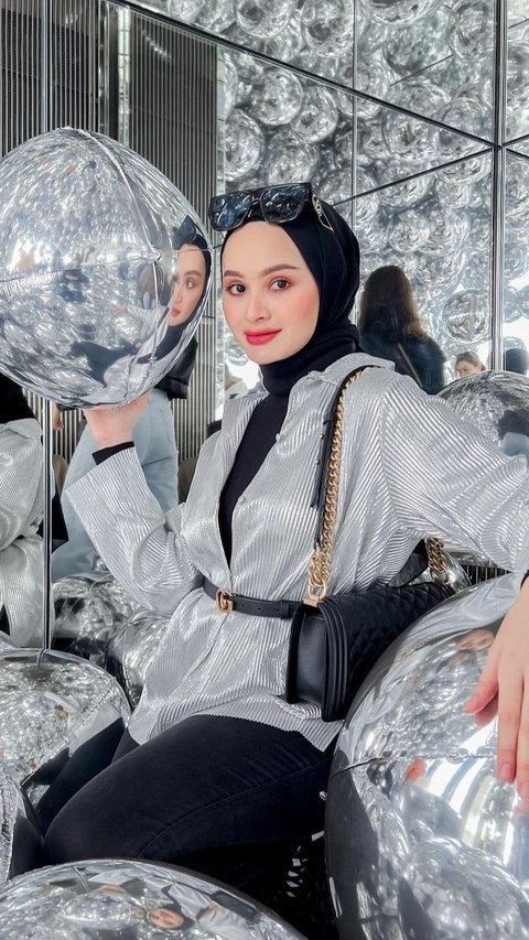 Classy Style dengan Leather Skirt ala Sabrina Sosiawan