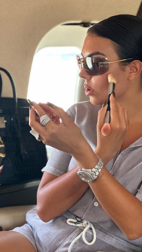Deretan Foto Georgiana Rodriguez dan Koleksi Tas Mewahnya