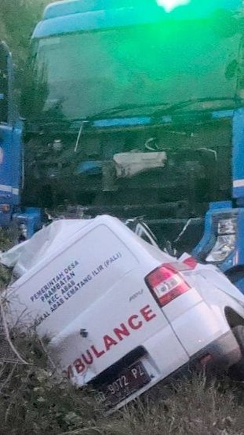 Truk Tangki Tabrak Ambulans Pembawa Jenazah di Muara Enim, 3 Orang Tewas