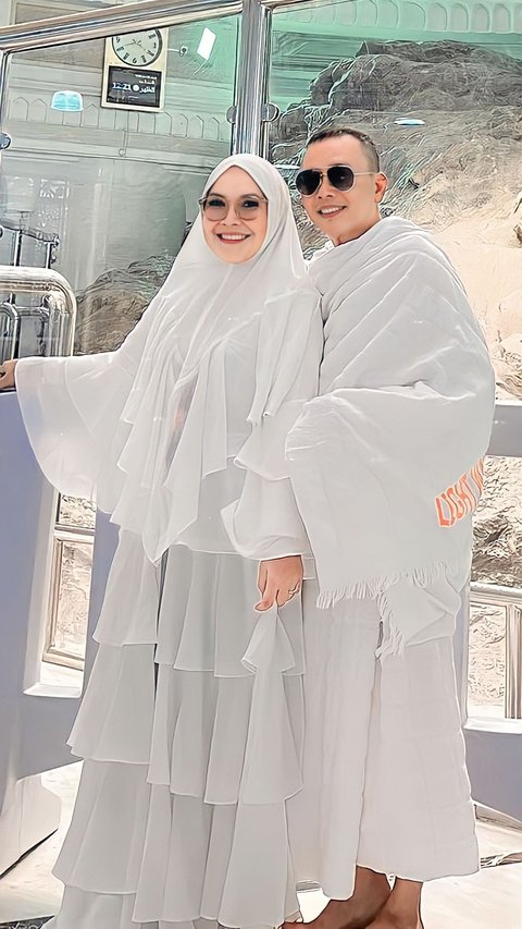 A Series of Celebrities Who Have Received Harsh Criticism during Umrah, Latest is Ayu Ting Ting's Parents