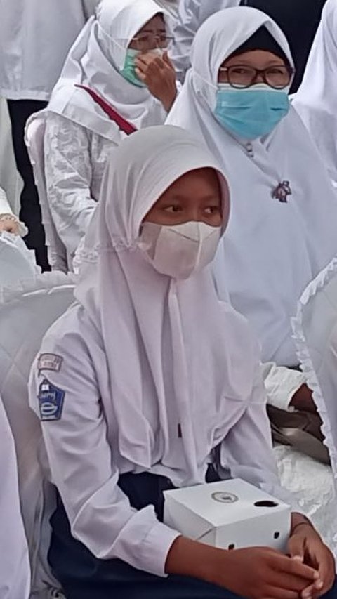 Potret Ratusan Siswa Terpaksa Pakai Masker Imbas Jambi Diselimuti Kabut Asap