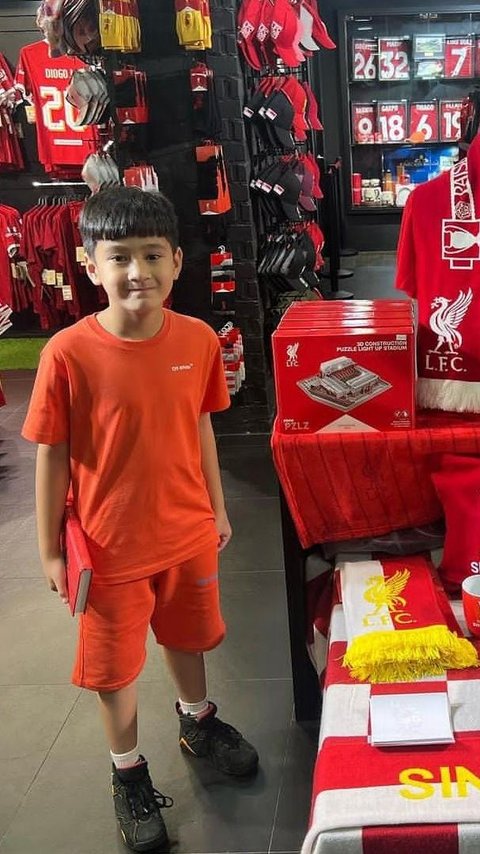 Pose Bahagia Rafathar di Toko Merchandise Liverpool Disorot, Raffi 'Tinggal Nanti Ajak Langsung ke Anfield'