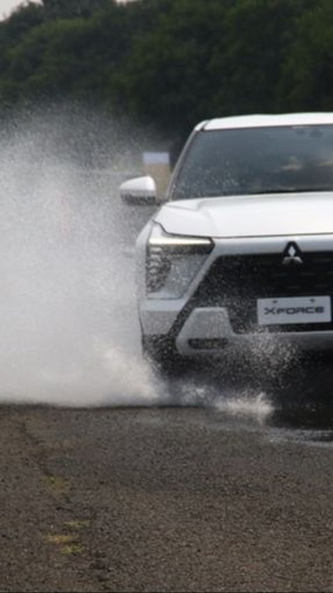 Pakai Software Khusus Wet Mode, Mitsubishi XForce Punya Kemampuan Lebih di Jalan Banjir