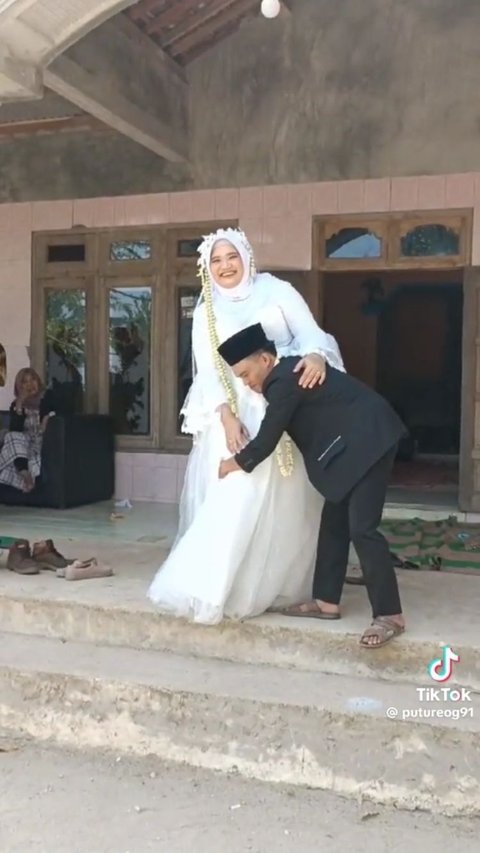 Sepasang Pengantin Baru Ini Berpose di Luar Prediksi, Aksinya Viral Bikin Ngakak