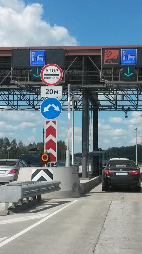 The Power of Emak-Emak Act on the Toll Road! Relaxingly Sliding the Road Barrier, Bringing Fortuner to Turn Around